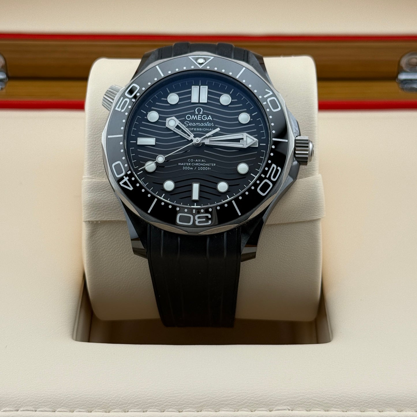 Omega Seamaster Diver 300M / 210.92.44.20.01.001 / schwarz / Kautschuk / Full Set / 2019