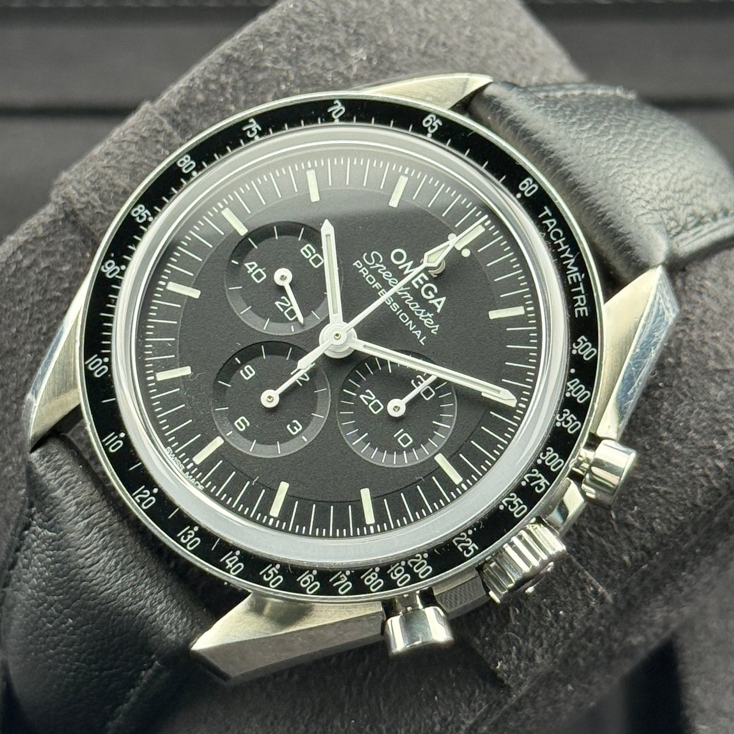 Omega Speedmaster Professional Moonwatch / 310.32.42.50.01.002 / schwarz / Stahl - Leder / Full Set / 2021