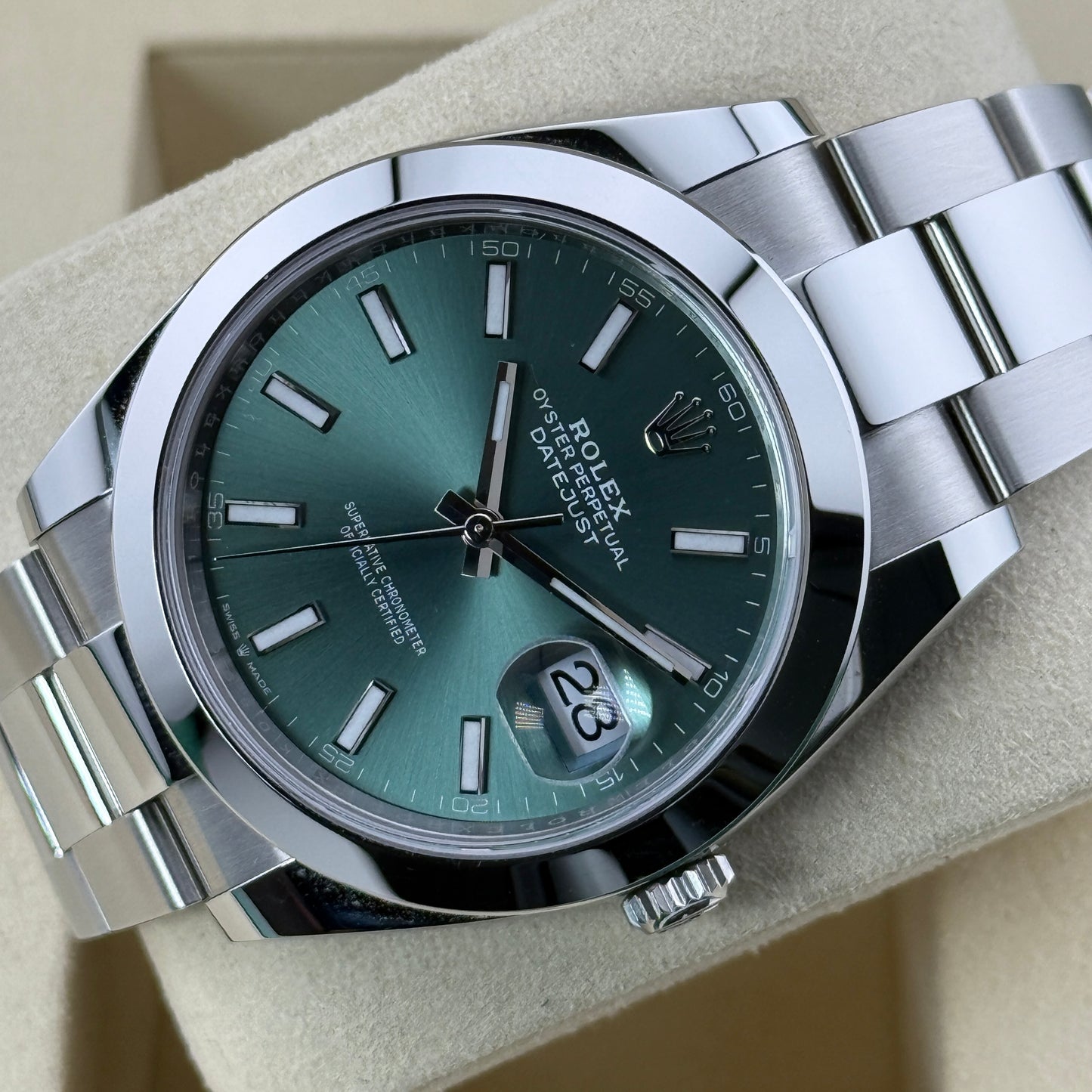 Rolex Datejust 41 / 126300 / grün / Oyster / Full Set / 2025