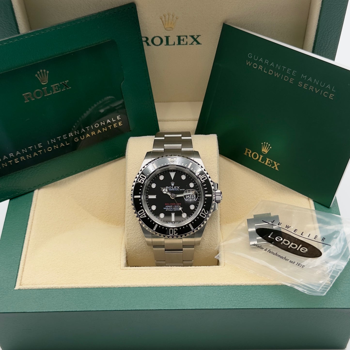 Rolex Sea-Dweller / 126600 / Schwarz / Oyster / Full Set / 2023