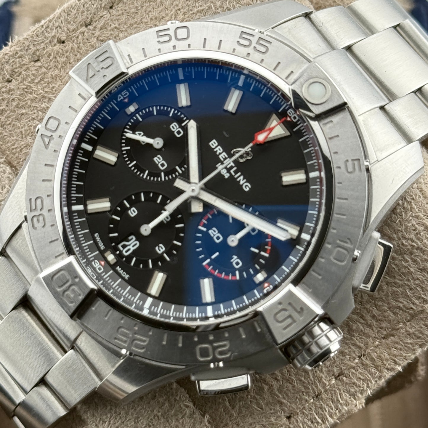Breitling Avenger B01 Chronograph 44 / AB0147101B1A1 / schwarz / Edelstahl / Full Set / 2024