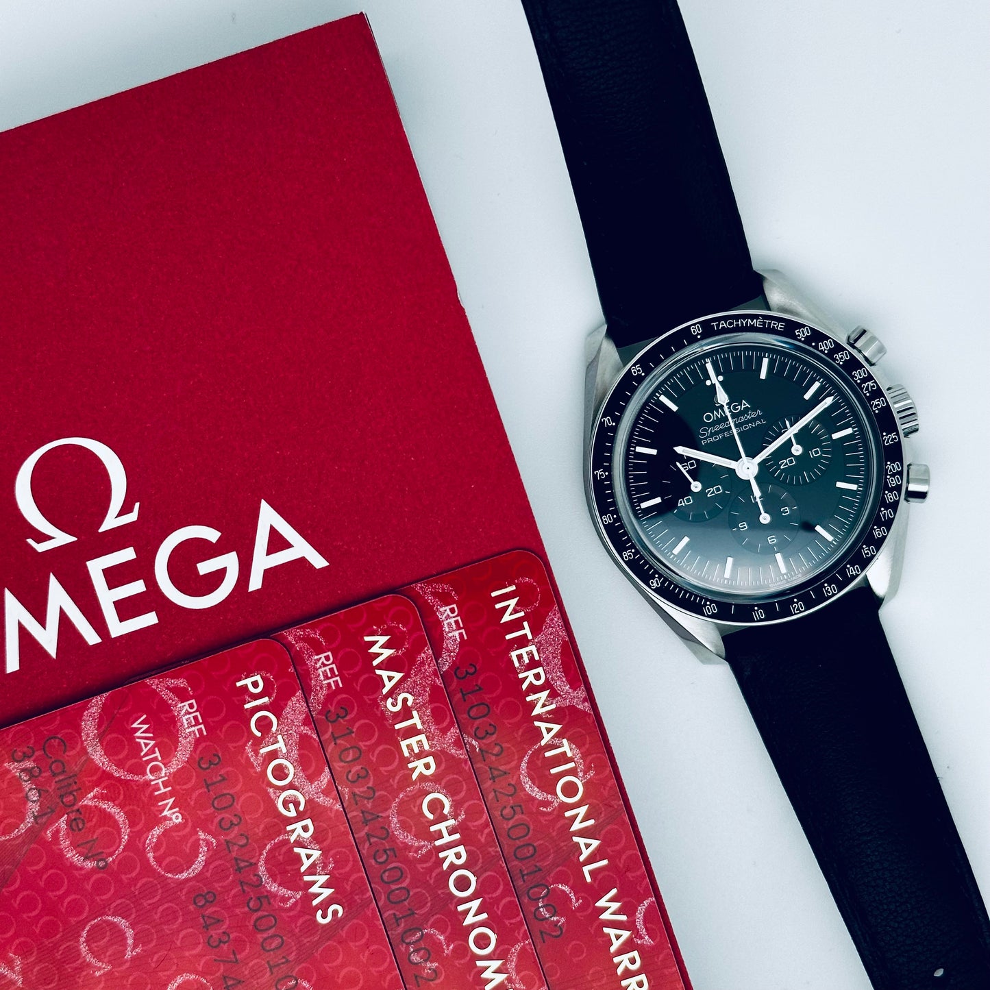 Omega Speedmaster Professional Moonwatch / 310.32.42.50.01.002 / schwarz / Stahl - Leder / Full Set / 2024