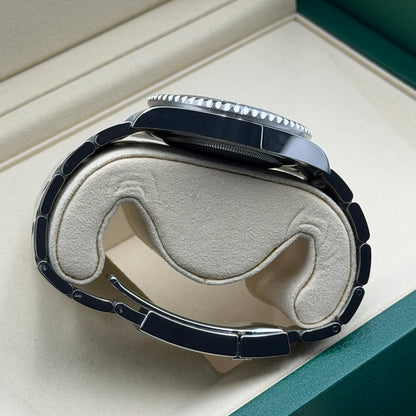 Rolex GMT-Master II / 126710BLNR / schwarz / Oyster / Full Set / 2025