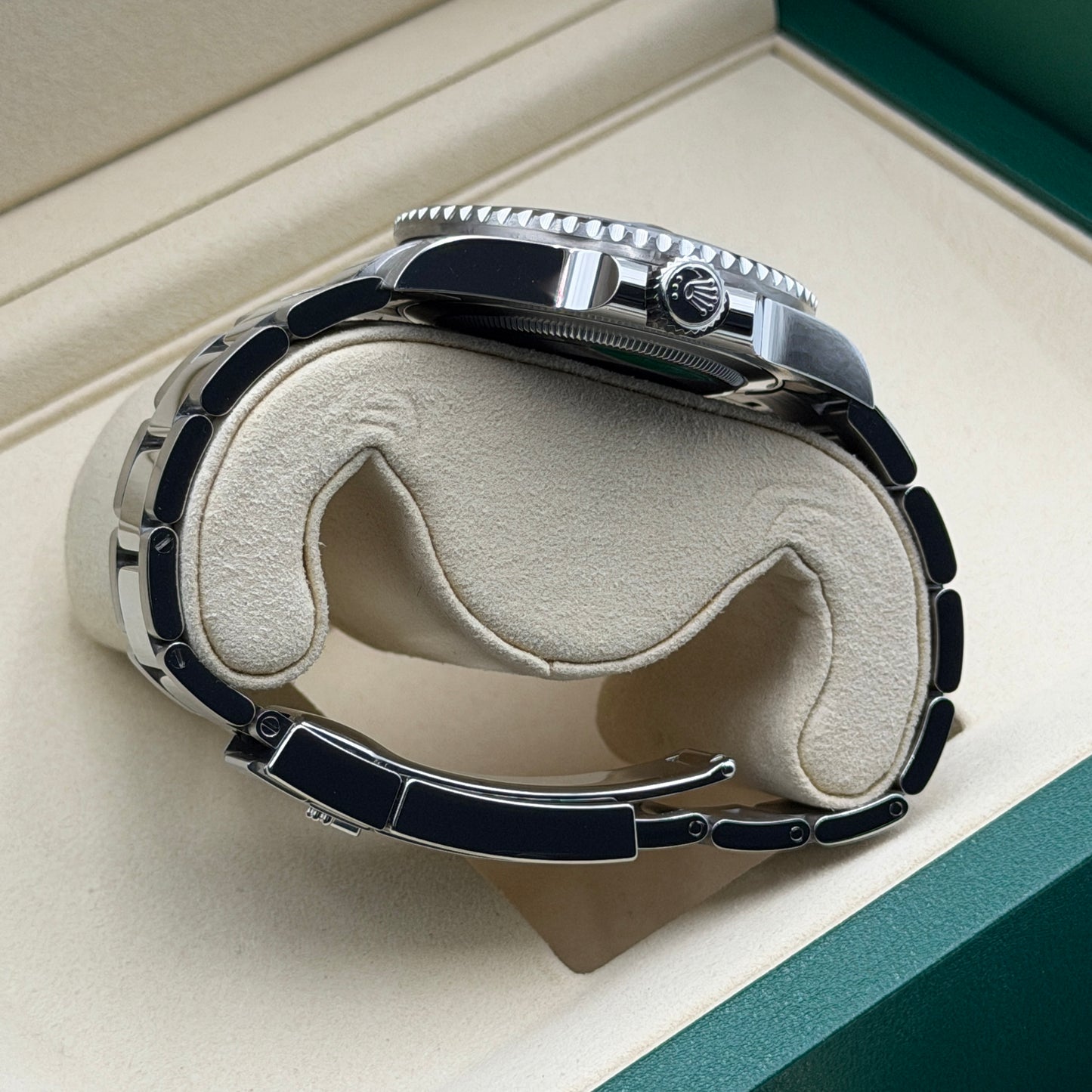 Rolex GMT-Master II / 126710BLNR / schwarz / Oyster / Full Set / 2025