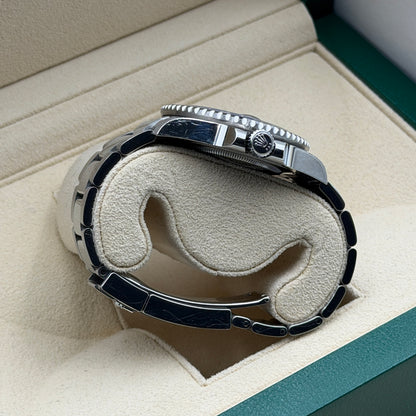 Rolex GMT-Master II / 126710BLNR / schwarz / Oyster / Full Set / 2023