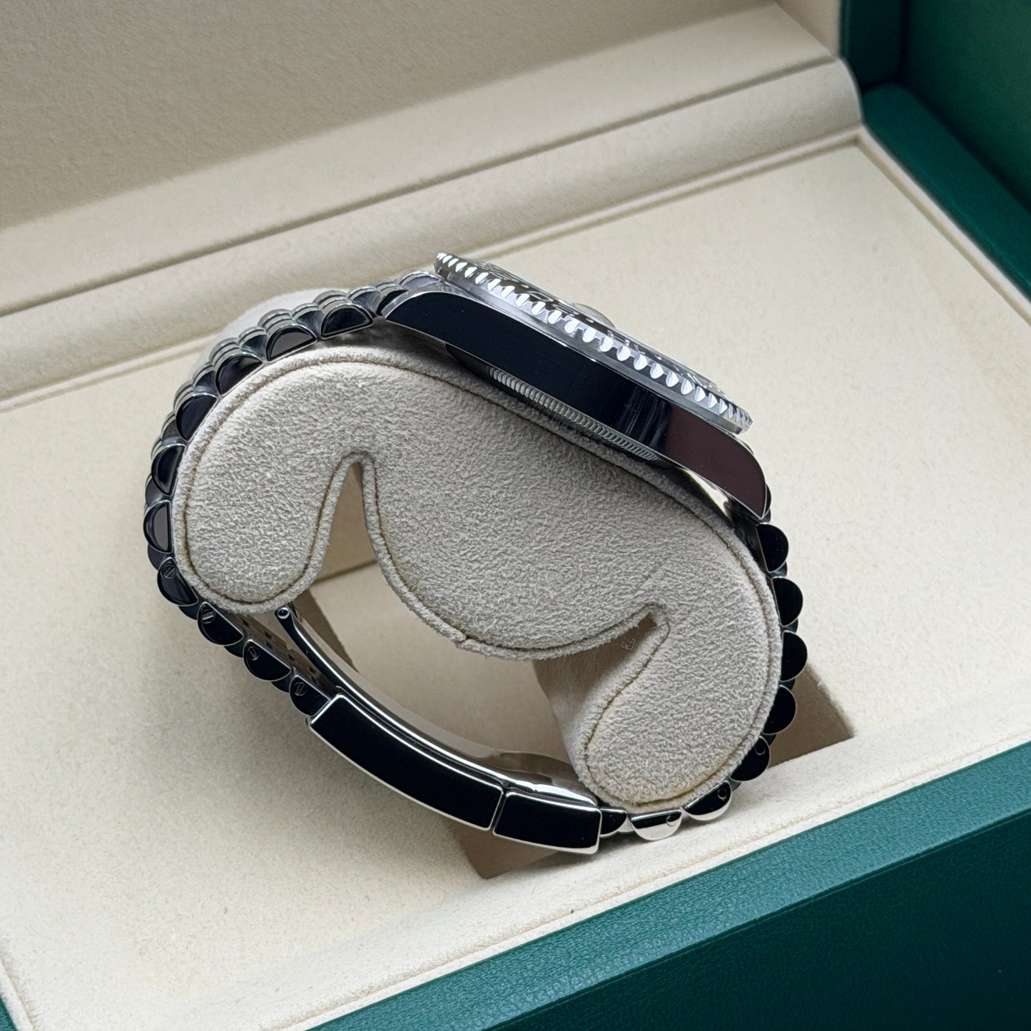 Rolex GMT-Master II / 126710GRNR / schwarz / Jubilee / Full Set / 2026