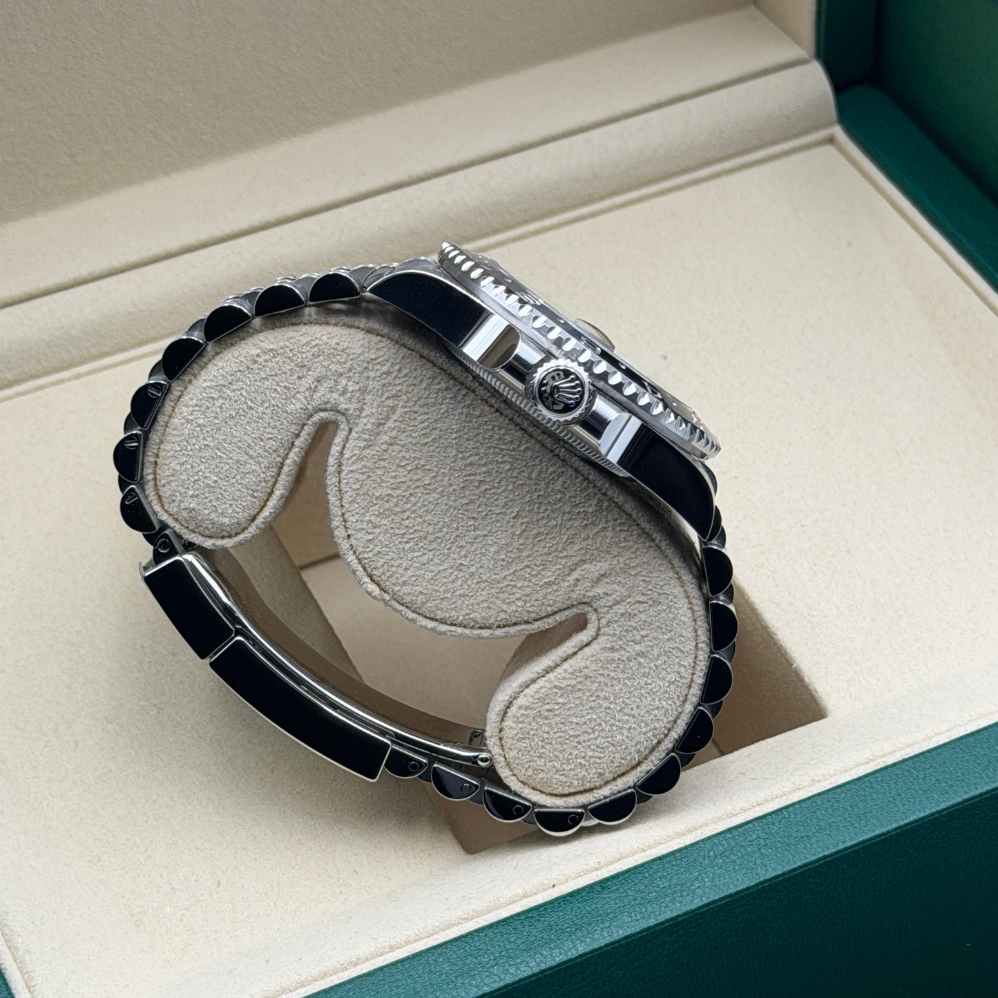 Rolex GMT-Master II / 126710GRNR / schwarz / Jubilee / Full Set / 2026