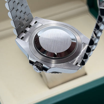 Rolex GMT-Master II / 126710GRNR / schwarz / Jubilee / Full Set / 2026