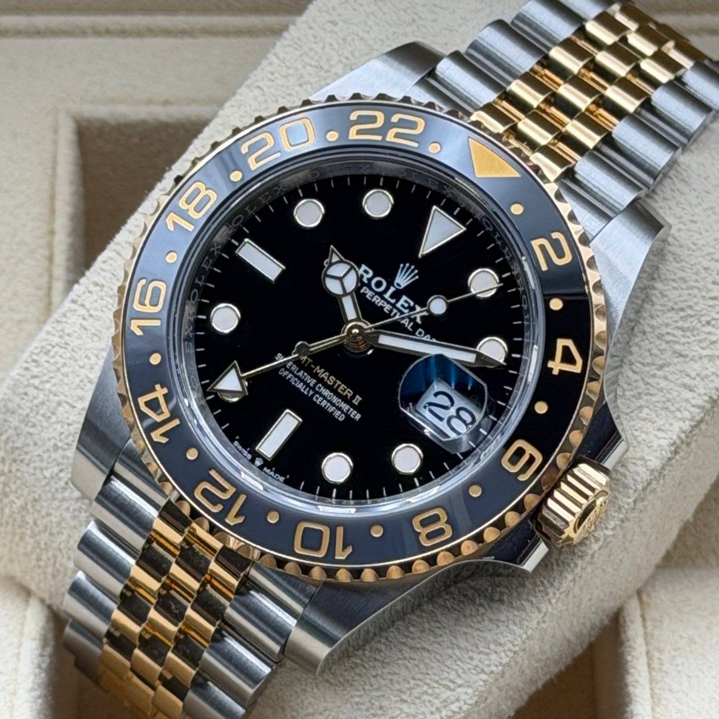 Rolex GMT-Master II / 126713GRNR / schwarz / Jubilee / Full Set / 2023