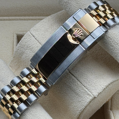 Rolex GMT-Master II / 126713GRNR / schwarz / Jubilee / Full Set / 2023