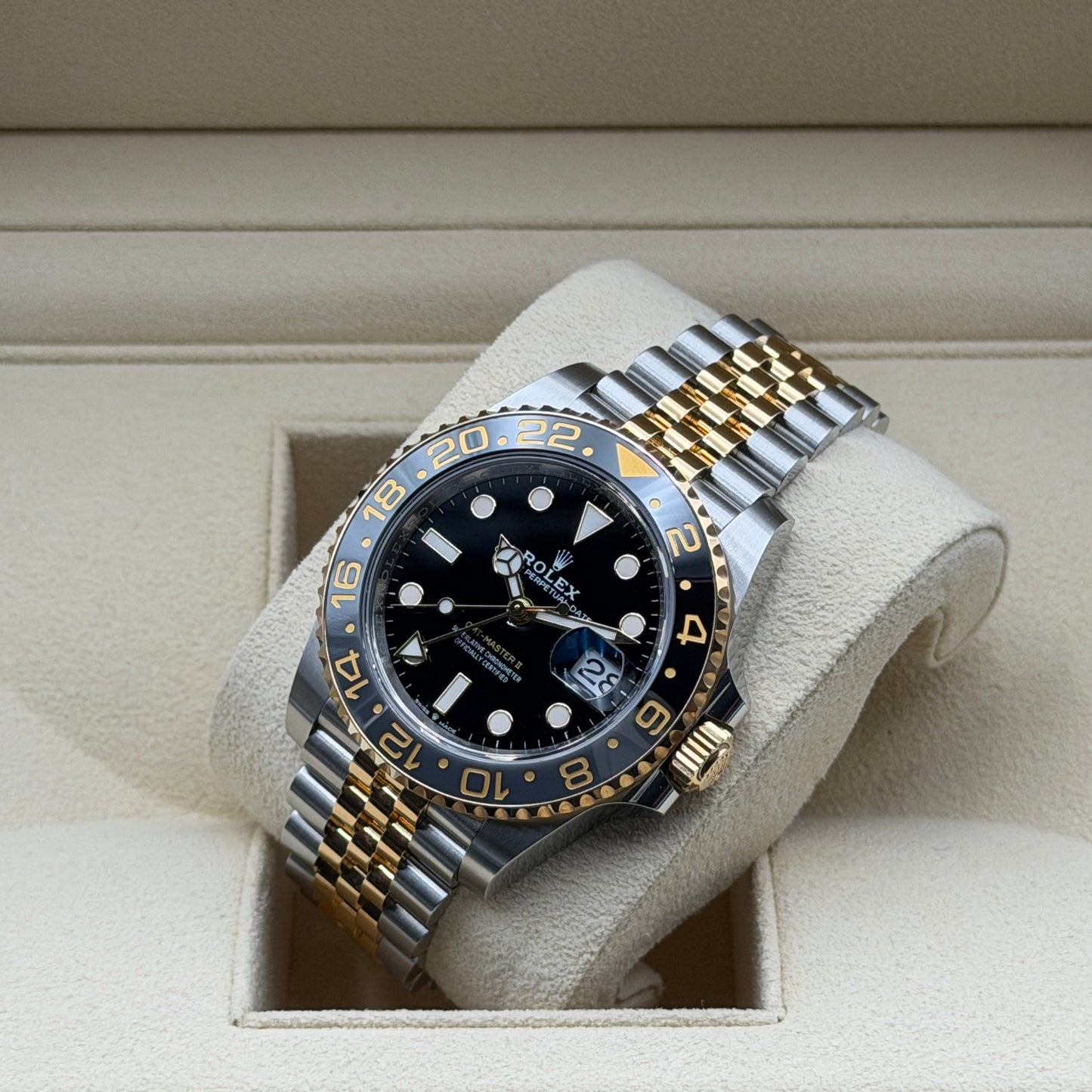 Rolex GMT-Master II / 126713GRNR / schwarz / Jubilee / Full Set / 2023