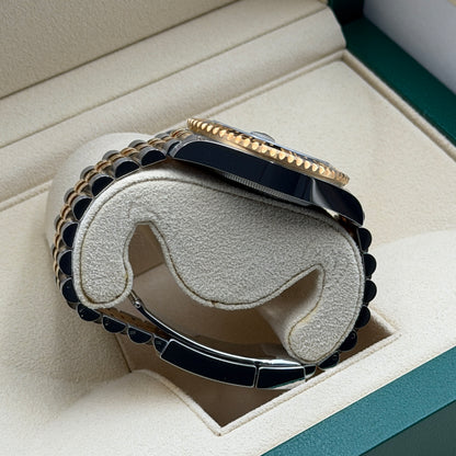 Rolex GMT-Master II / 126713GRNR / schwarz / Jubilee / Full Set / 2023