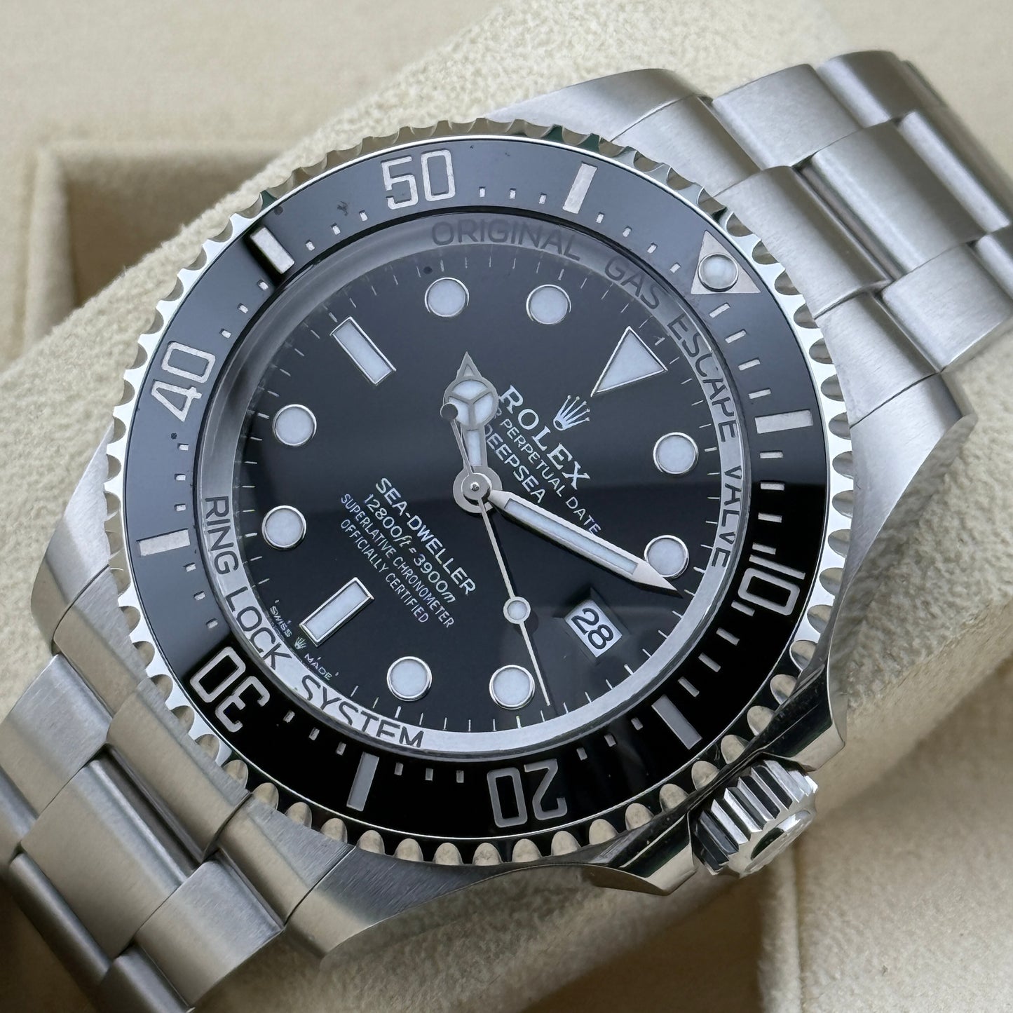 Rolex Sea-Dweller Deepsea / 136660 / schwarz / Oyster / Full Set / 2024