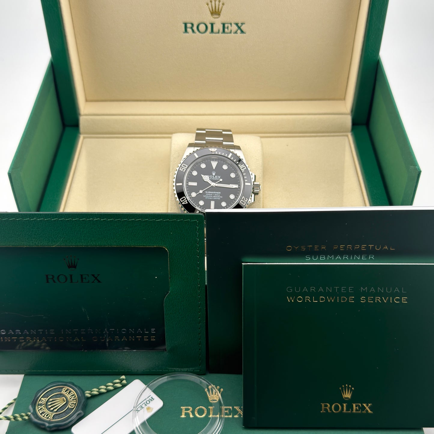 Rolex Submariner / 124060 / schwarz / Oyster / Full Set / 2025