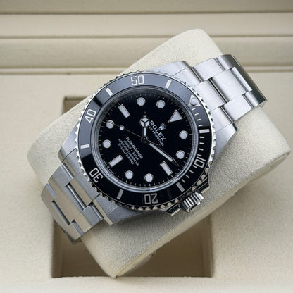 Rolex Submariner / 124060 / schwarz / Oyster / Full Set / 2025