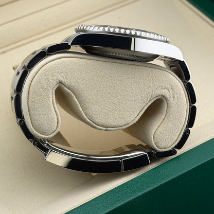 Rolex Submariner / 124060 / schwarz / Oyster / Full Set / 2025