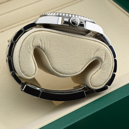 Rolex Submariner / 124060 / schwarz / Oyster / Full Set / 2025