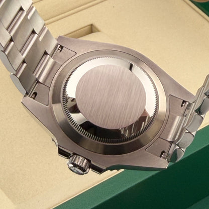 Rolex Submariner / 124060 / schwarz / Oyster / Full Set / 2025